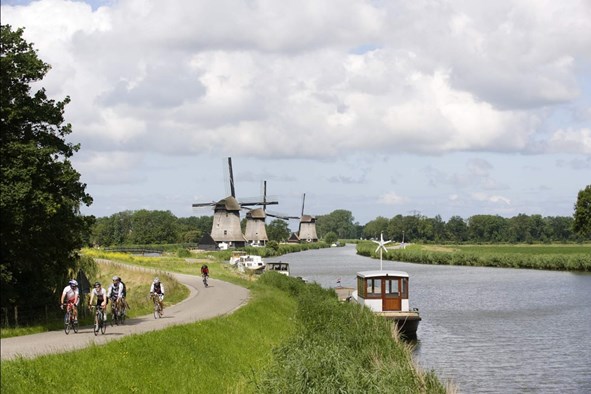West-Friese Omringdijk Fietsen over de dijk- Foto Geert Snoeijer