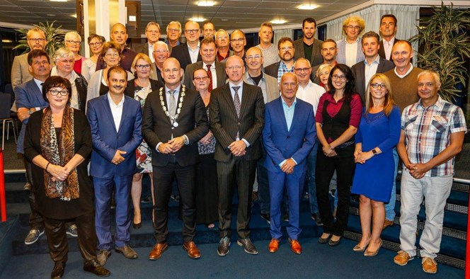 De voltallige gemeenteraad van Hoorn met burgemeester griffier en secretaris