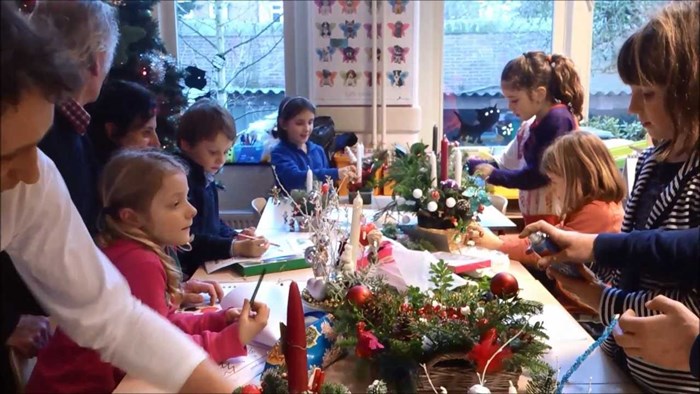 Kinderen maken kerststukje