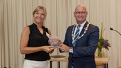 Burgemeester Jan Nieuwenburg krijgt van bestuurslid Stadsherstel Hoorn Nancy Alders het eerste exemplaar van de wandelgids uitgereikt