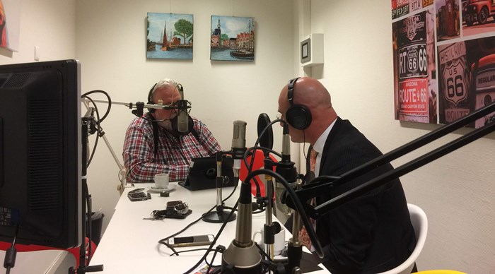 Burgemeester Jan Nieuwenburg in de Radio Bontekoe studio