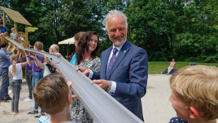 Wethouder Theo van Eijk verrichtte samen met kinderen de feestelijke heropening.