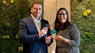 Een trotse Casper Naber, directeur Van der Valk Hotel Hoorn, ontvangt de 'Restaurant van het Jaar 2018' Award uit handen van Chantal Vergouw