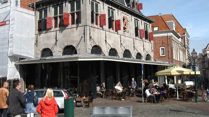 Toeristen bij De Waag in Hoorn