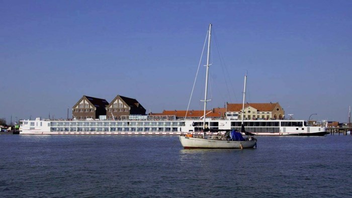 Witte vloot schepen in Hoornse haven
