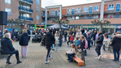 Publiek verzamelt zich rond een optreden tijdens Buurtfestival Hoorn. (Foto - Gemeente Hoorn)